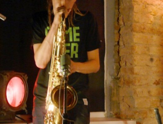 În timpul liber, hoţii din port au furat şi saxofonul unui instrumentist de la Oleg Danovski
